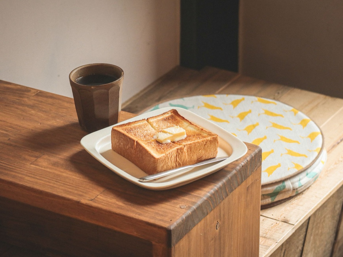 トーストと猫の食器