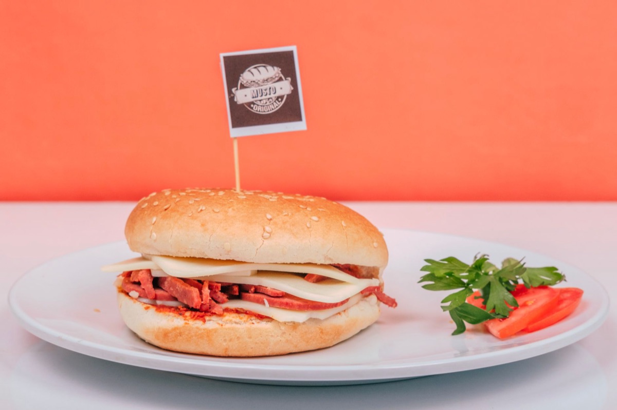 queso cheddar en tazón para perros