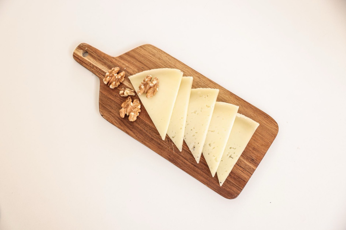 cane con chiave e formaggio