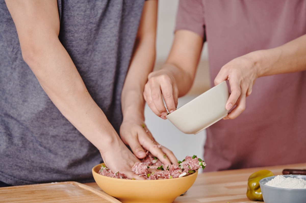 gato en recipiente con ingredientes para comida para gato