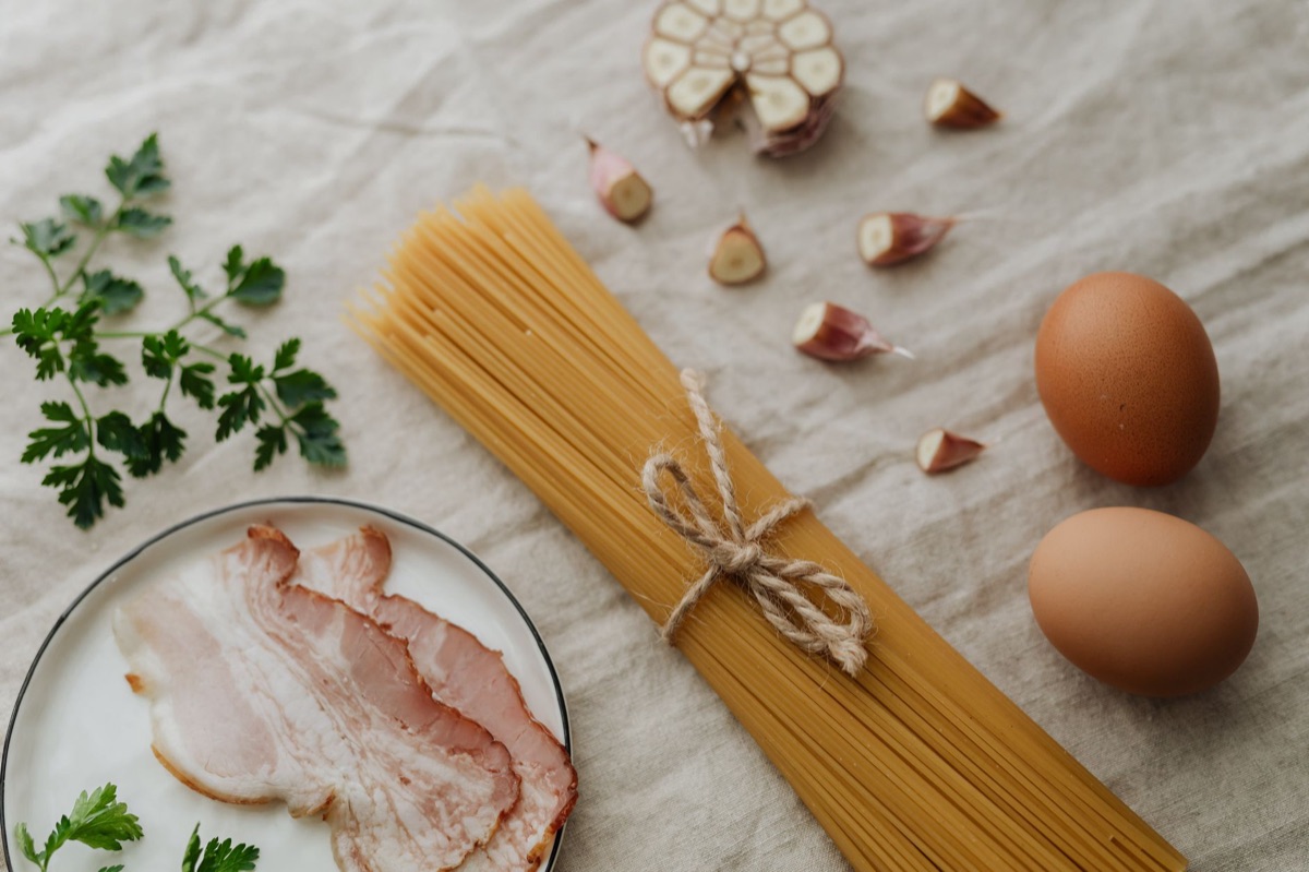 gatto con ingredienti ricetta