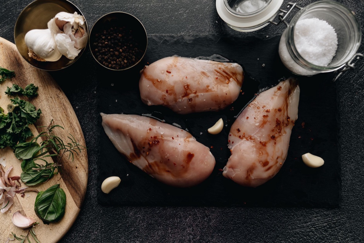 pollo crudo