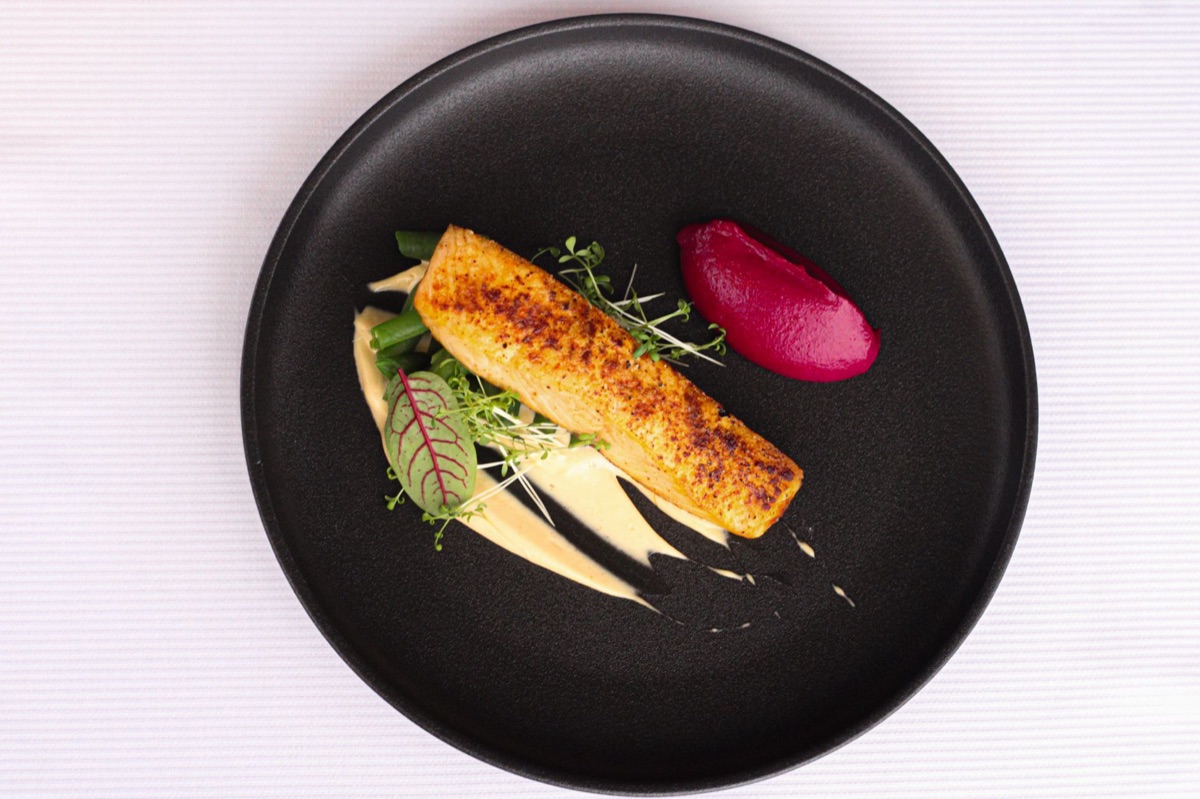 Salmonfilet und Gemüse für Katzenfutter