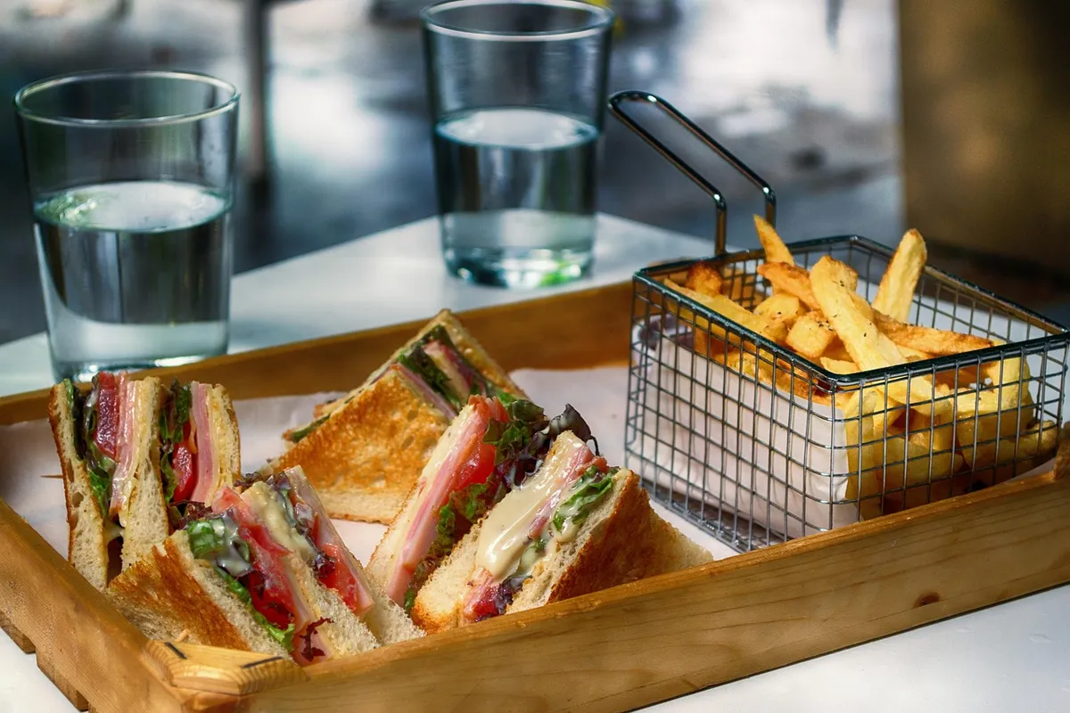club sandwich, fast food, snack, fries, toast, toasted, sandwich, food, bread, meal, nutrition, delicious, fresh, lunch, crispy, carbohydrates, brown food, brow